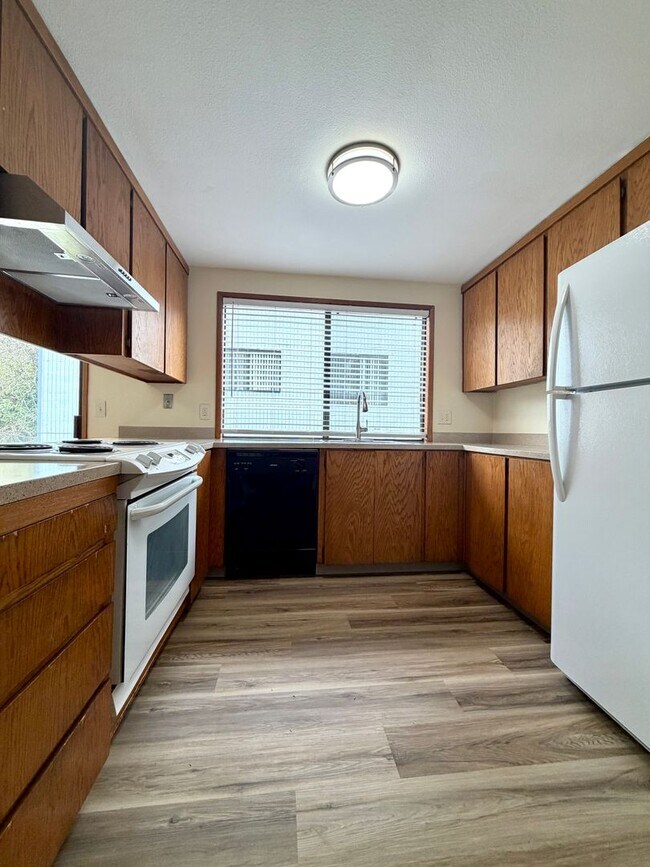 Building Photo - 3 Bed 1.5 Bath Townhouse In Garden Home~ A/C~ Wood Burning Fireplace~ Washer/Dryer Hook-Ups~ Off ...