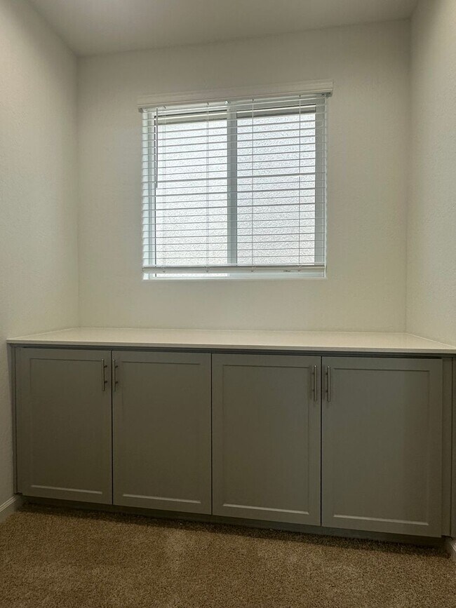 Building Photo - Newly built Woodside home located in Huckl...