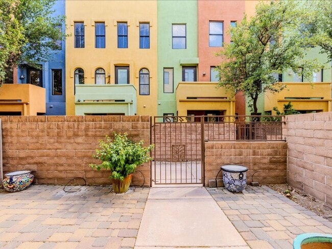 Building Photo - 3 Bedroom, 2.5 Bath CATALINA MOUNTAIN VIEWS! ROOF TOP CABANA!!
