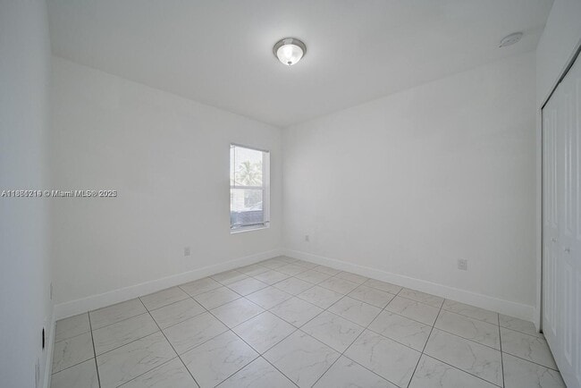 Building Photo - 14750 NE 7th Ave