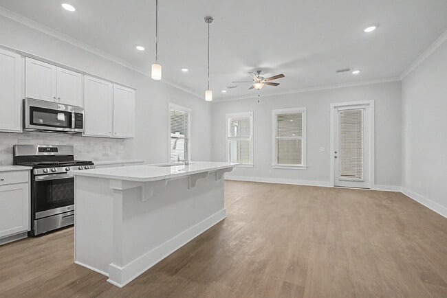 Building Photo - 4065 Four Oaks Blvd