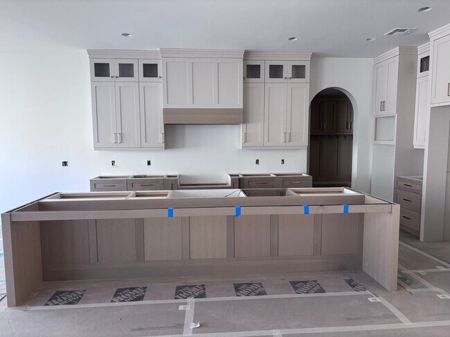 Building Photo - Beautiful single story with 4 bedrooms next to Crimson High School