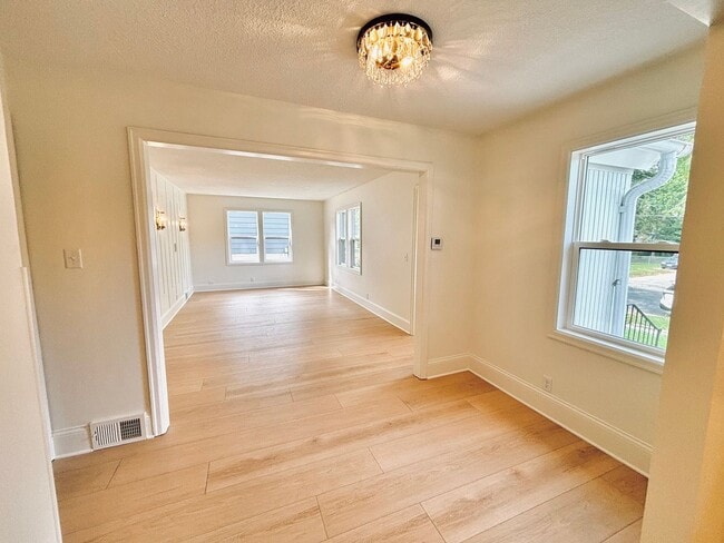 Building Photo - Stunning 2 Bedroom Home in The Heart of Go...
