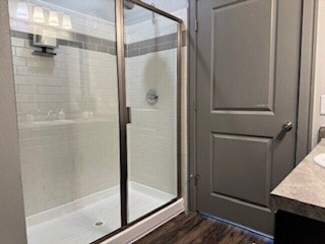 Building Photo - 300 Venue Wy