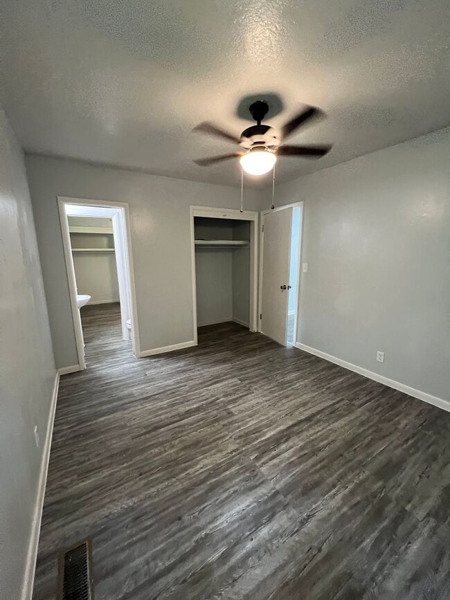 Building Photo - Must see 3 bed, 1 1/2 bath home near Downt...