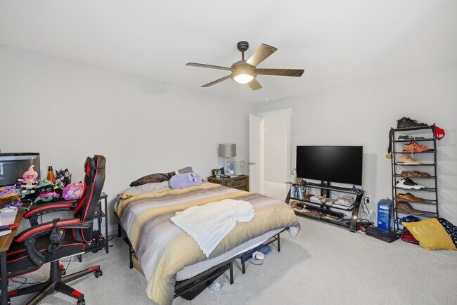 Building Photo - Welcome to this beautiful 4 Bedroom, 2.5 bathroom home nestled in a quiet community in Suffolk!