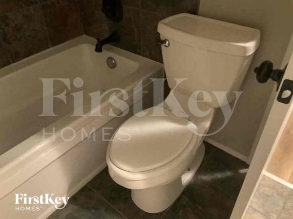 Building Photo - 13900 S Raintree Dr