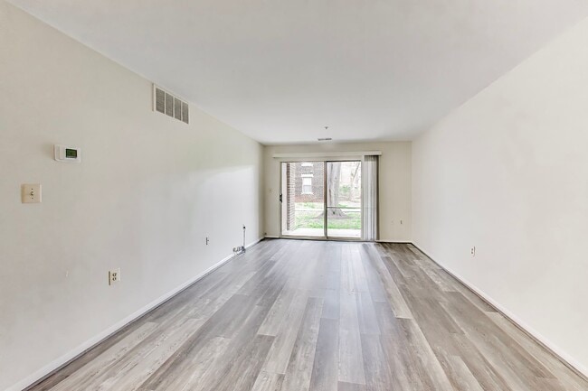 Building Photo - Ground Level Condo in Gaithersburg - 1 bed, 1 bath