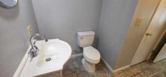 Building Photo - 2513 Hillcrest Dr