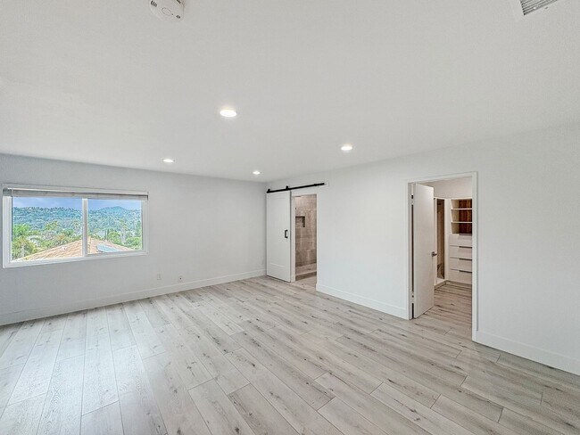 Building Photo - Spacious 5BD/4BA Poway Home with Hill View...
