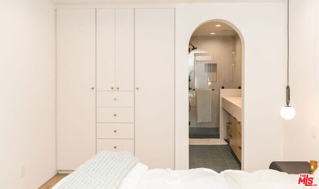 Building Photo - 606 N Ardmore Ave