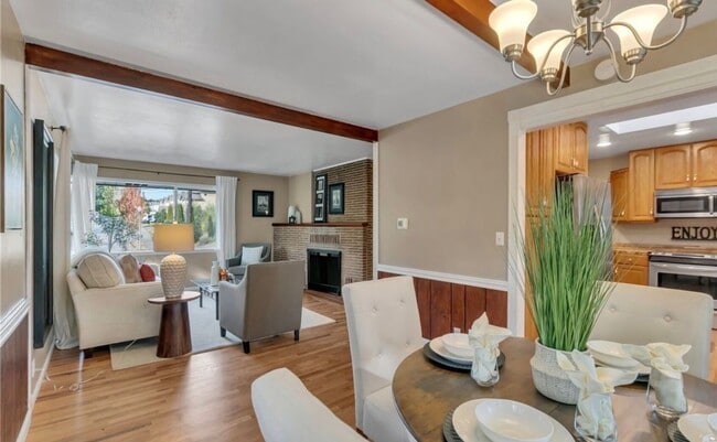 Building Photo - 4 Bedroom Kent home walking distance to lake meridian