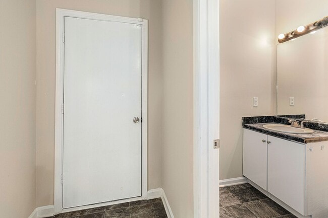 Building Photo - Large 3 Bedroom 2.5 Bath Home