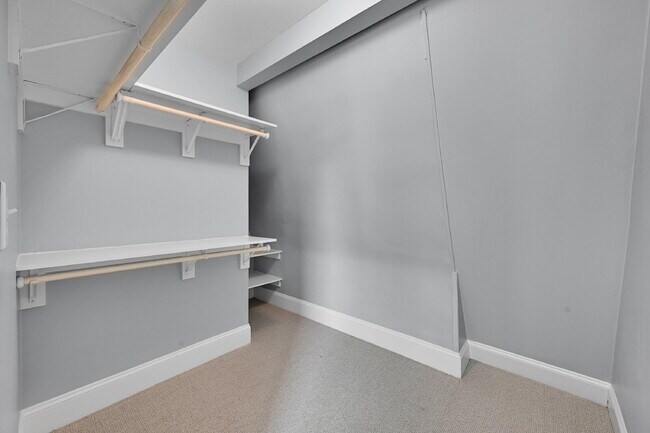 Building Photo - $3,595 - 3 Bed, 2 Bath Updated Home In Den...