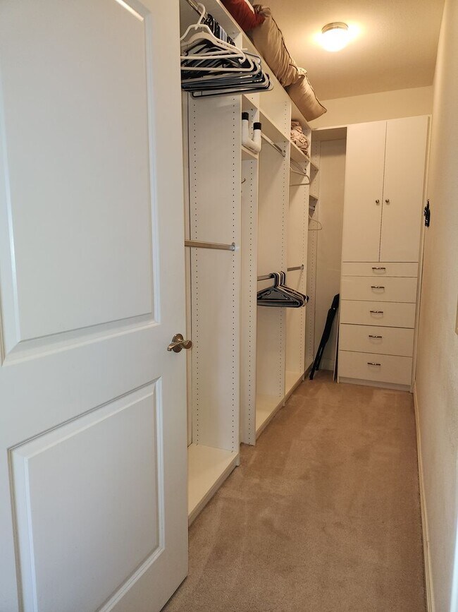 Building Photo - LOCATION, FULLY FURNISHED and LUXURY! Cher...