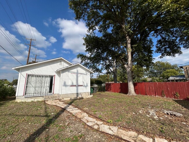 Building Photo - Newly renovated 3 bed/1 bath house for lea...