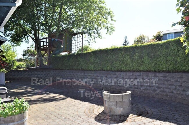 Building Photo - 6139 N Beulah Ave