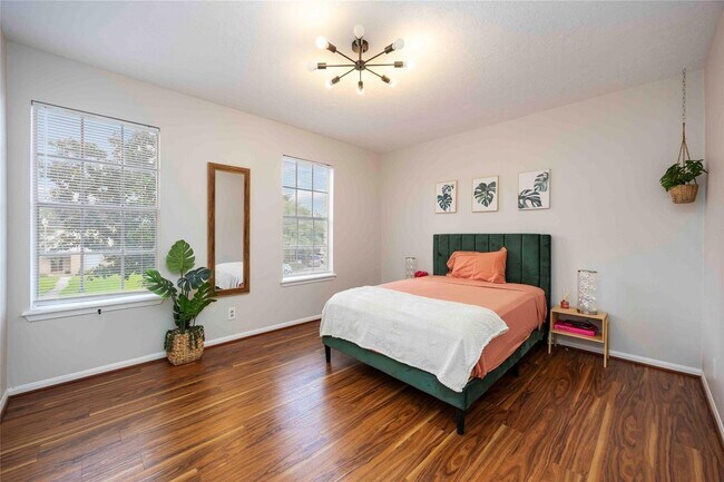 Building Photo - 5511 Green Timbers Dr