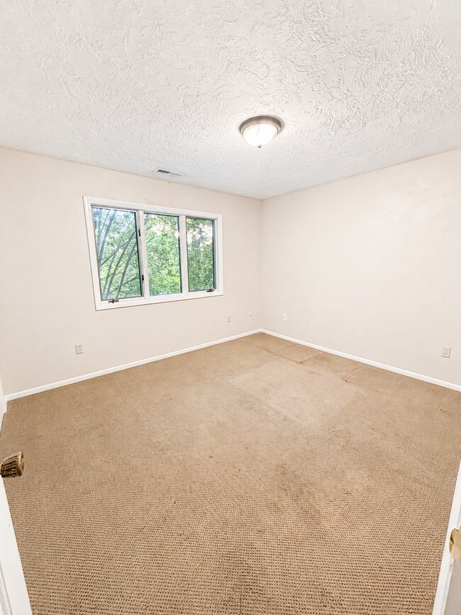 Building Photo - Spacious Charming Home (duplex)