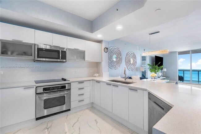 Building Photo - 2650 Lake Shore Dr