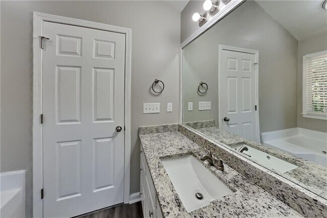 Building Photo - 5665 Enchantress Ln NE
