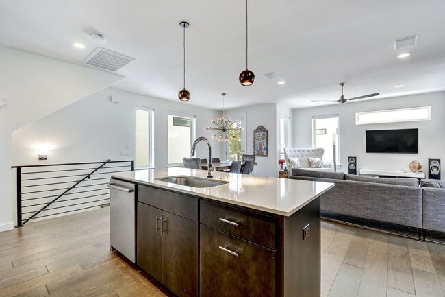 Building Photo - South Austin 3x3.5 Townhome @Bluebonnet Lane