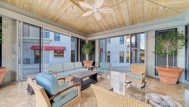 Building Photo - Short term ONLY Amazing 2/2 condo in the heart of downtown Sarasota with Bay View!