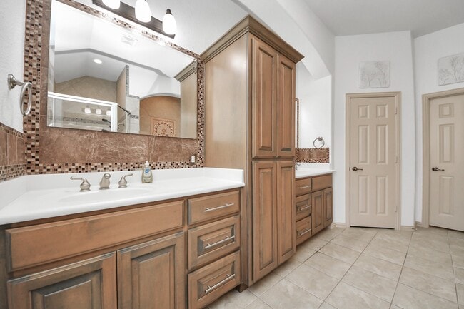 Building Photo - 7211 Spring Meadow Ln