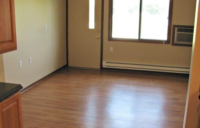 Building Photo - 858 8th St SE