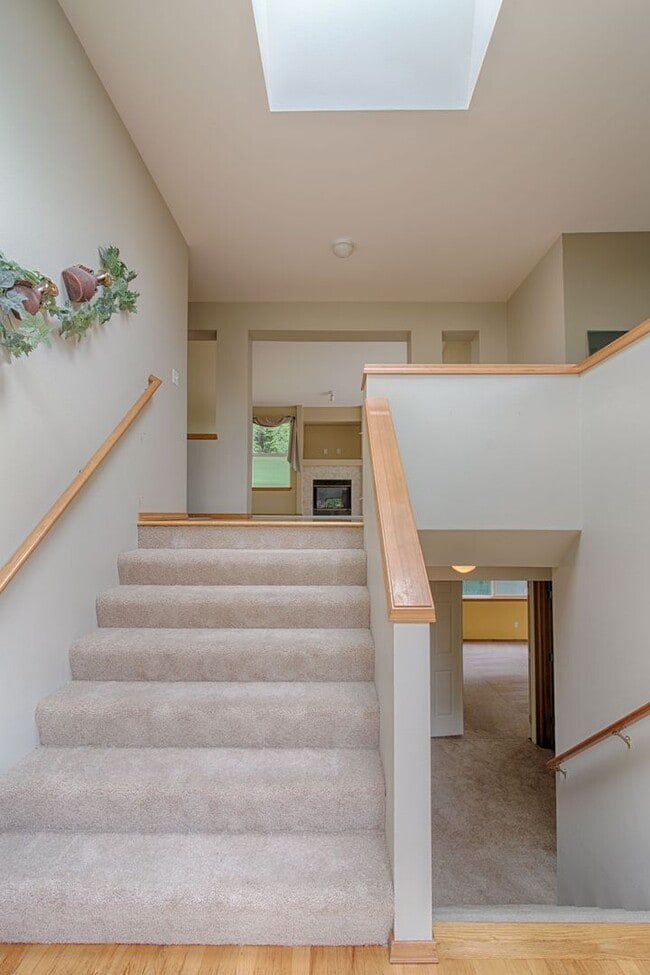 Building Photo - Large 5 Bed SPLIT-LEVEL Kenmore Home!