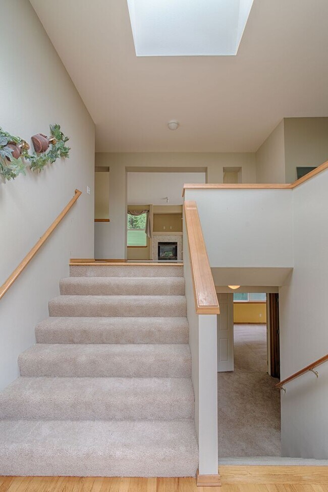 Building Photo - Large Updated 5 Bed SPLIT-LEVEL Kenmore Home!