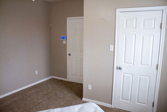 Building Photo - 208 Shaw St