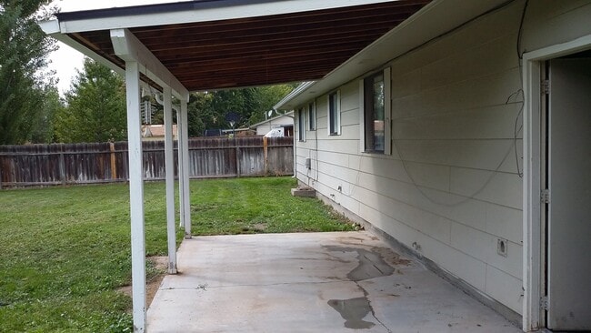 Building Photo - Meridian Manor 3 bedroom/1.5 home with newer carpet and paint!
