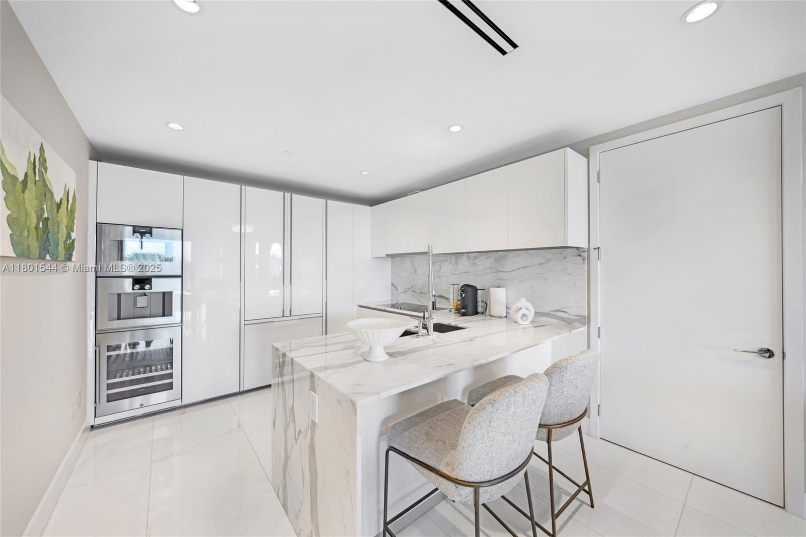 Building Photo - 10201 Collins Ave