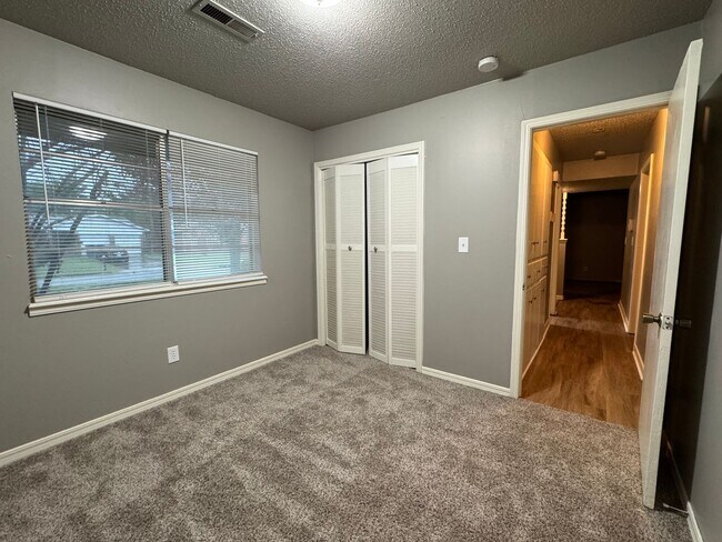 Building Photo - 3 bed 1 bath 2 car garage