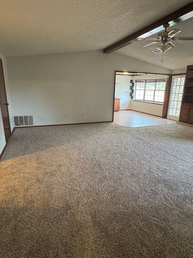 Building Photo - 3 bedroom, 2 bathroom, 2 car garage in Sou...