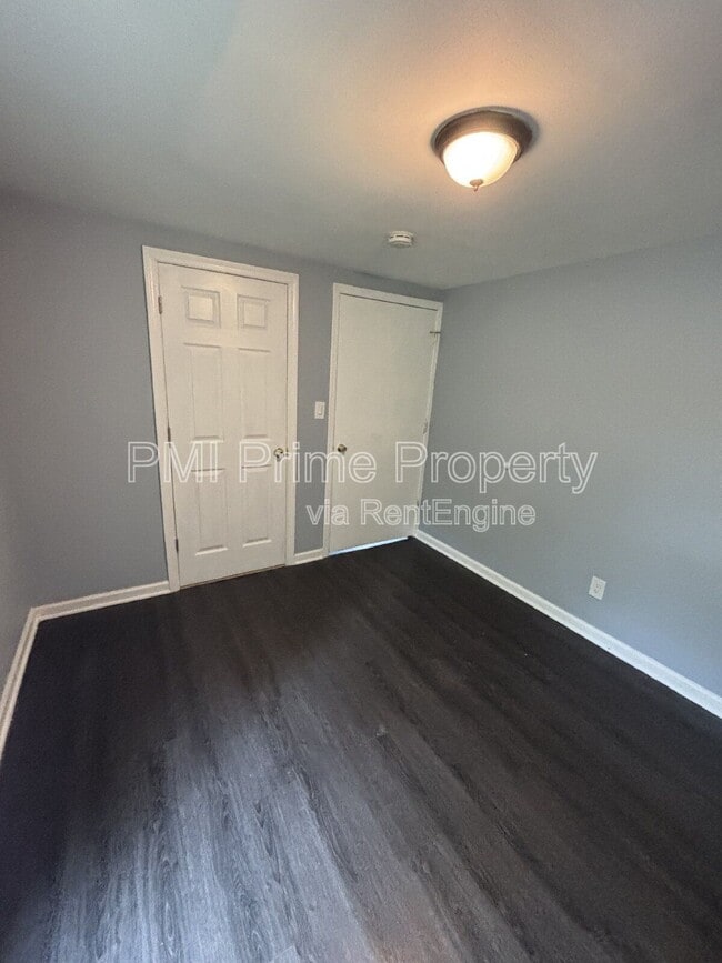 Building Photo - 887 Edwards Rd