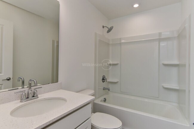 Building Photo - Beautiful 3BD/2.5BTH Townhouse with Commun...