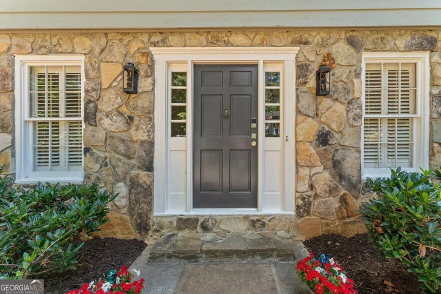 Building Photo - 220 Hollyridge Dr