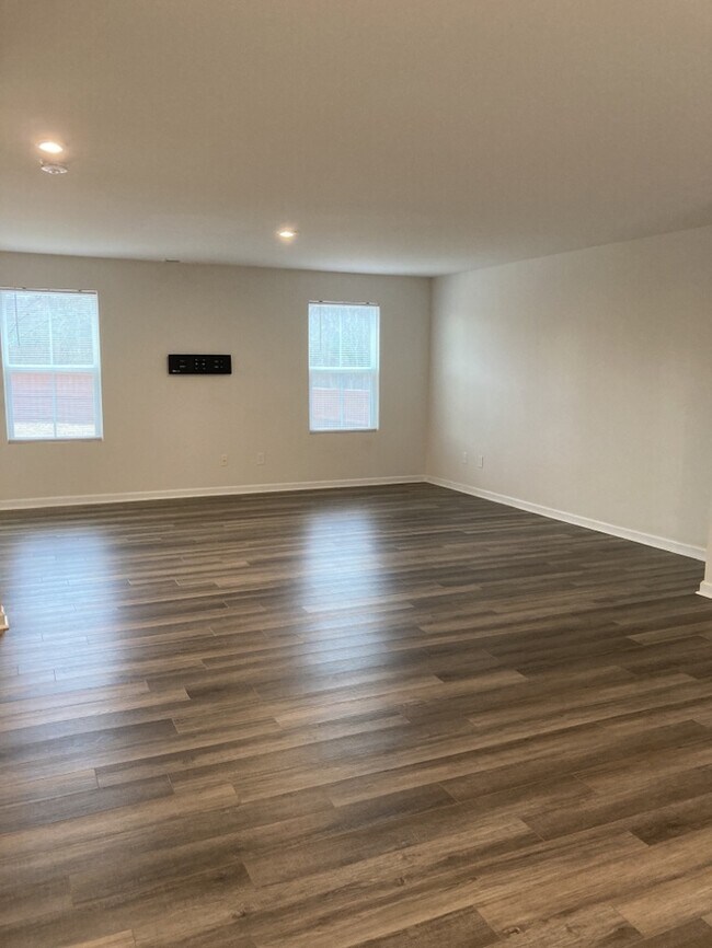 Building Photo - 5 Bedroom 2.5 Bathroom House