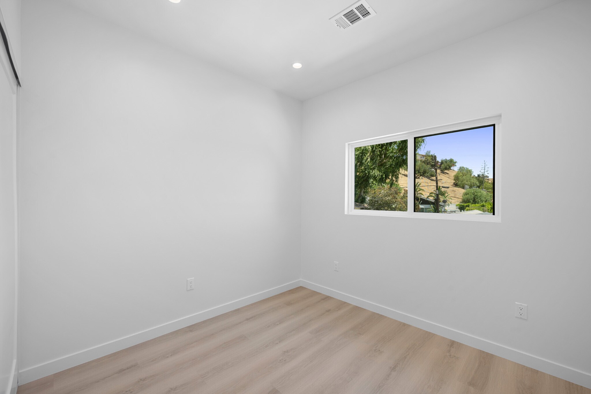 Building Photo - 8460 Glencrest Dr