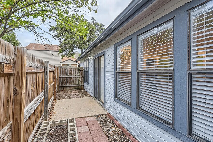 Building Photo - Room in Condo on Beauregard Cir
