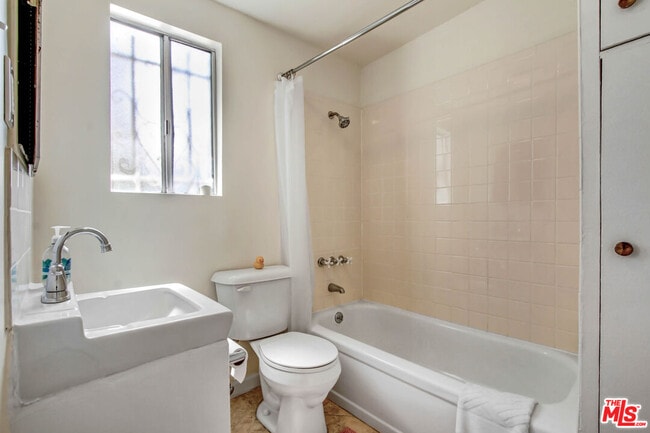 Building Photo - 1246 W 48th St