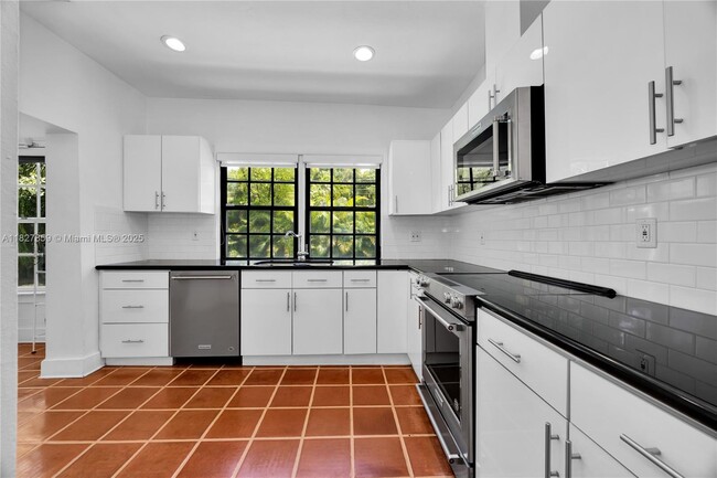 Building Photo - 410 Majorca Ave