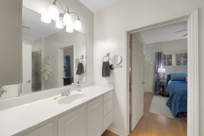 Building Photo - Charming 2BR Condo in Asheville