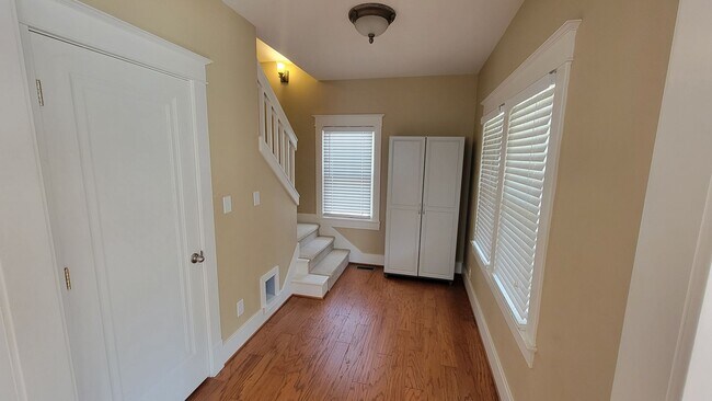 Building Photo - Renovated 3 Bedroom 3 Bathroom