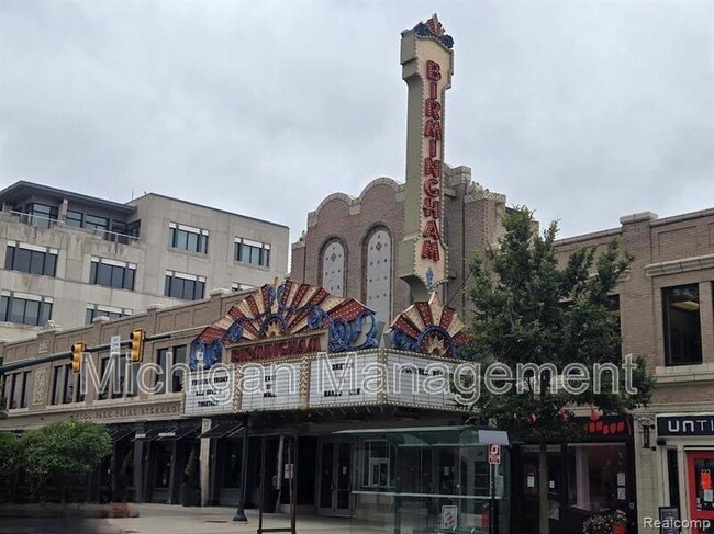 Building Photo - 2721 E Maple Rd