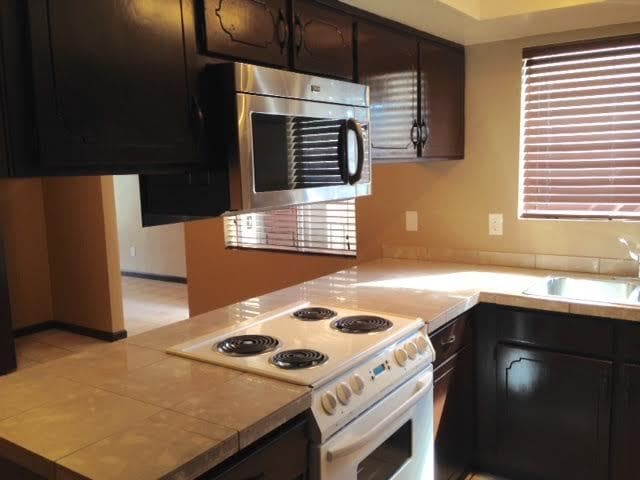 Building Photo - 3 Bedroom Condo in Sunset Mesa