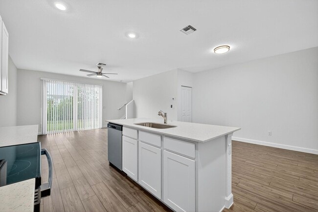 Building Photo - 309 SE Crossoak Ln