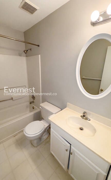 Building Photo - 3 Bed/3.5 Bath Townhome with Fenced Yard / Available Now!